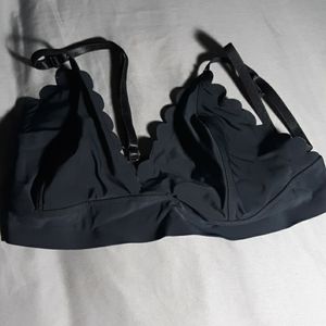 Soft stretchy bralette with scalloped edges
